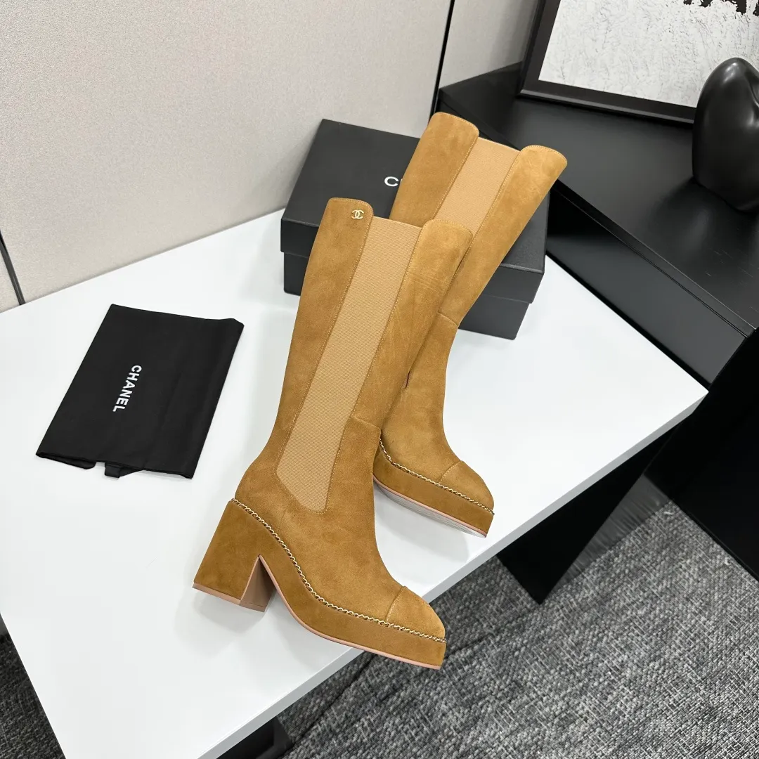 👟👟Ex-factory price 960👟👟 CHANEL Xiaoxiang 2024 autumn and winter sheepskin boots high boots knight boots The version is also the basic version of the Martin boots, neat and handsome. The upper is made of cowhide, super soft against the skin, wide and full, handsome and comfortable. The lining is soft water-dyed cowhide. The sole is original rubber outsole. Exclusive top quality 35-39. 40 customized